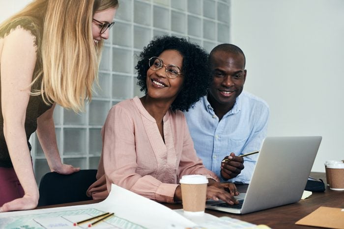 Image montrant une équipe travaillant sur des plans d'un projet de maîtrise d'œuvre